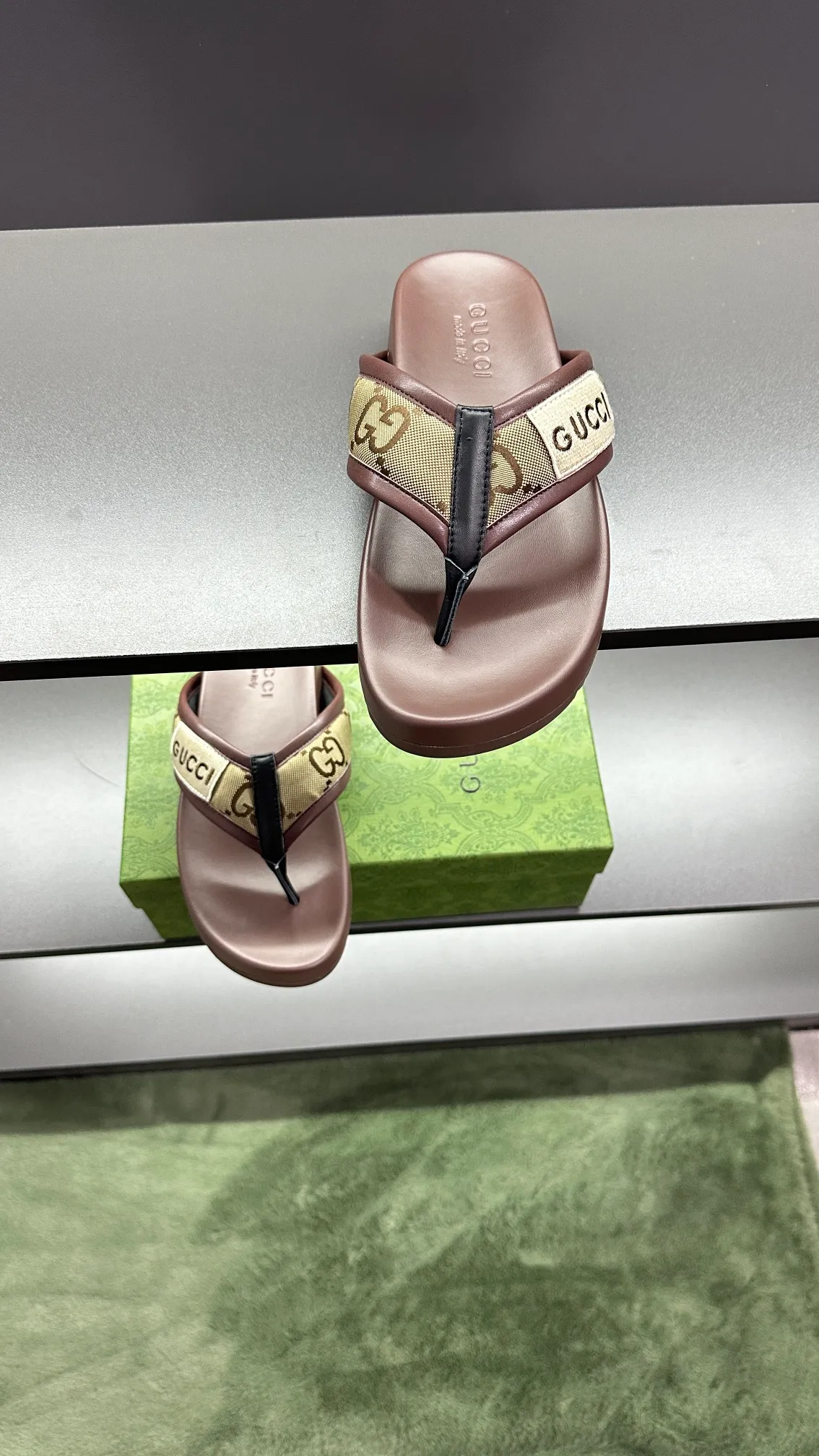 [G Family Couple Style] P: 300💰Female size 36~40 Men's size 39~45, (46. Custom-made Unisex GG slippers This slipper is made of GG polyester fiber and is decorated with a Gucci label on the front, adding a striking logo feel to the style. Beige GG recycled polyester fiber Unisex leather trim "Gucci Made in Italy" embroidered label Rubber sole Flat Made in Italy